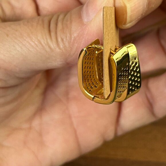 ** Gorgeous 18k Gold Plated CZ Hoop Earrings - Perfect for daily wear - Picture 7 of 7